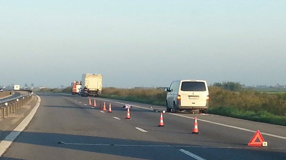 Trei răniţi grav, după ce maşina în care se aflau a fost lovită de un TIR 