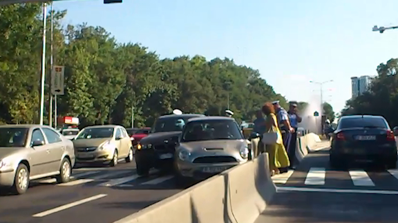 ACCIDENT GRAV în Capitală. O mașină a intrat în Fântâna Miorița