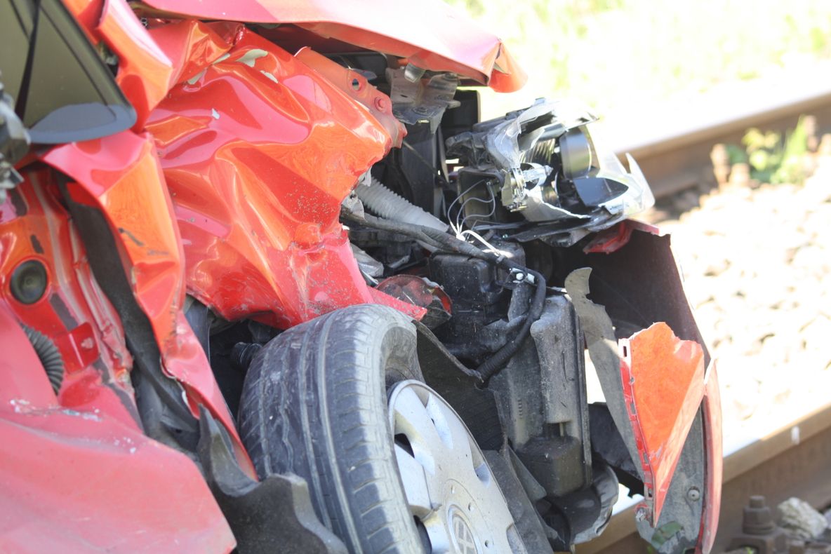 ACCIDENT CUMPLIT ÎN TIMIŞ. O maşină care a forţat trecerea de cale ferată a fost lovită în plin 