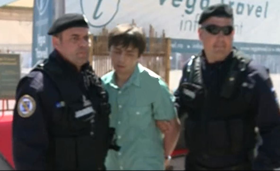 Bărbatul care l-a scuipat pe Traian Băsescu a fost trimis în judecată