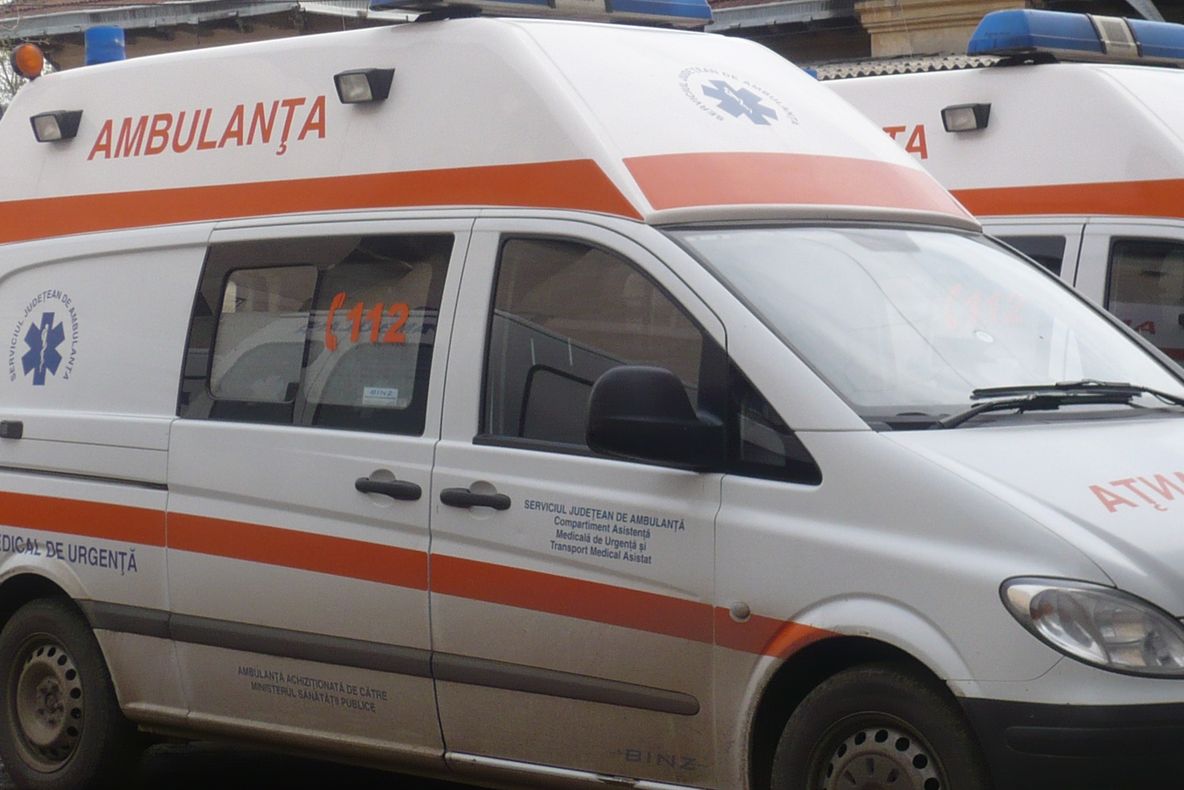 CAZ CUTREMURĂTOR. O femeie a născut în subsolul blocului și a murit