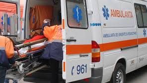 Un tânăr a murit strivit sub tractorul pe care-l conducea, după ce s-a răsturnat pe şosea