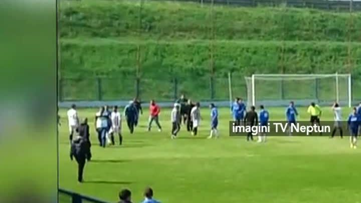 SCENE HALUCINANTE: Arbitru bătut cu sălbăticie de suporteri, la Constanţa