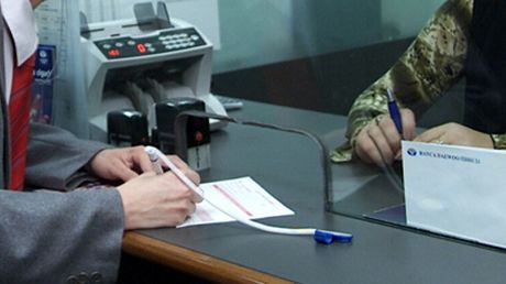 BANCĂ EXECUTATĂ SILIT. Sute de clienţi vor primi banii reţinuţi în contul comisionului de risc