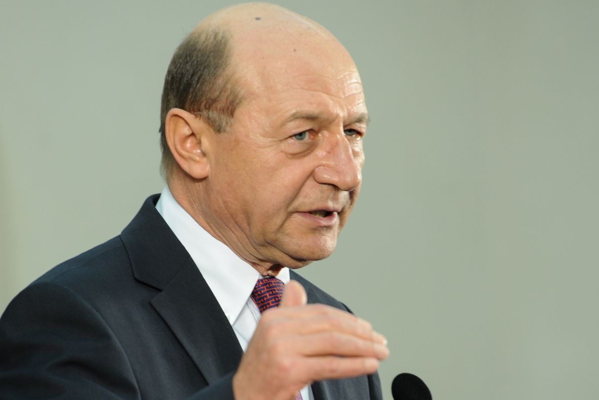 Băsescu avertizează: Nimeni din cei care fură să nu stea liniștit!