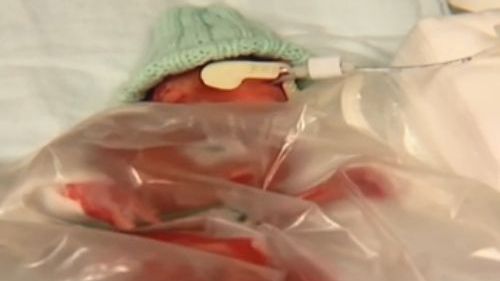 A născut un bebeluș când nu se aștepta. A rămas încremenită când l-a văzut 