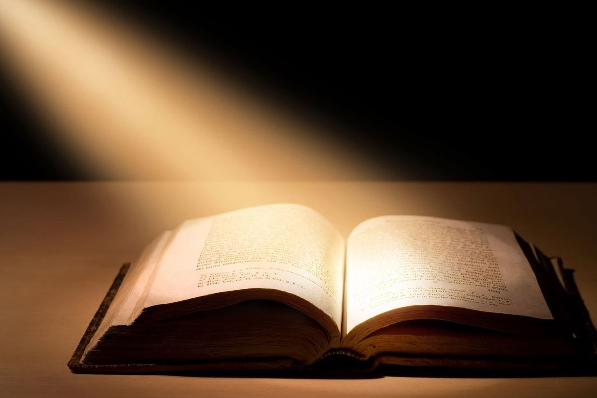 "Biblia care a ajuns pe Lună" a fost vândută la licitaţie