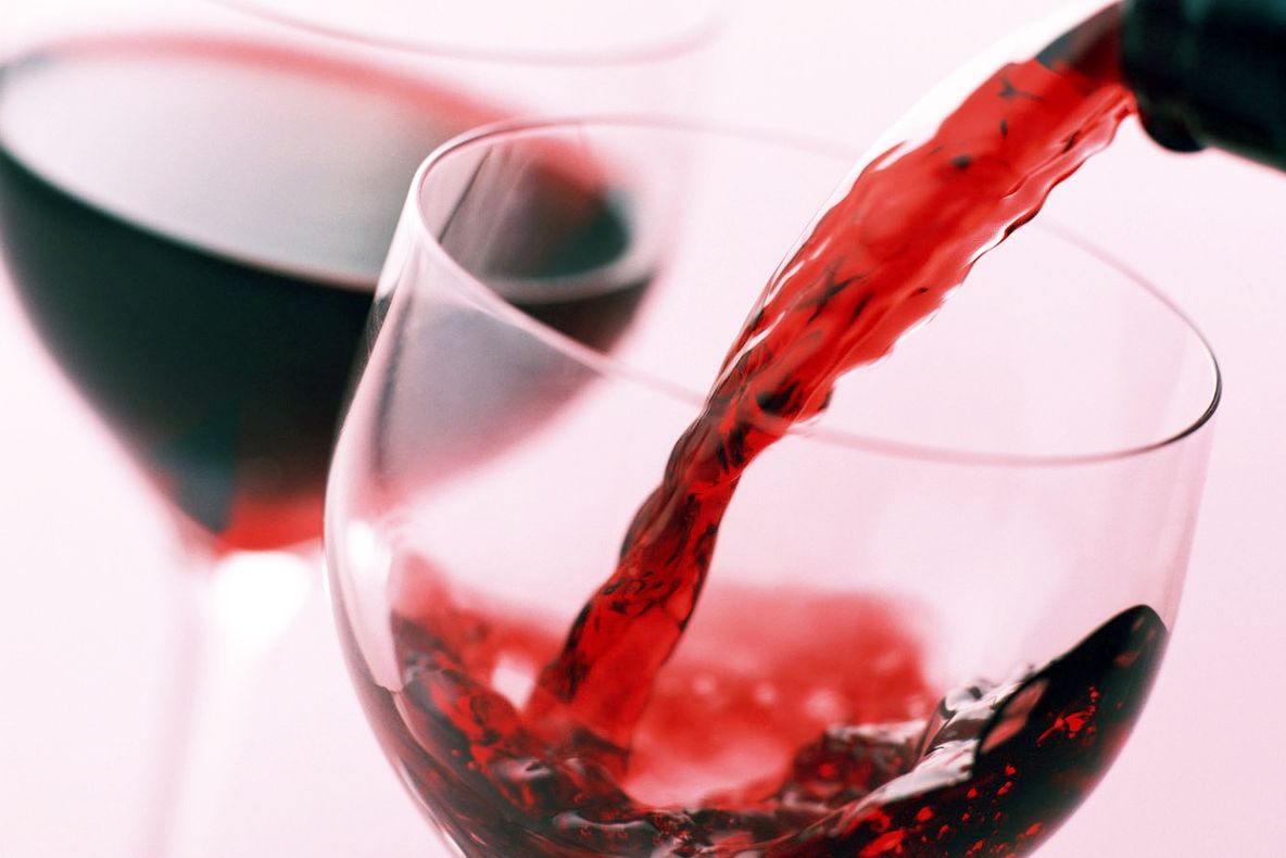 A amestecat vin roşu cu iaurt şi miere, apoi a făcut ceva incredibil. Rezultatul e neaşteptat!