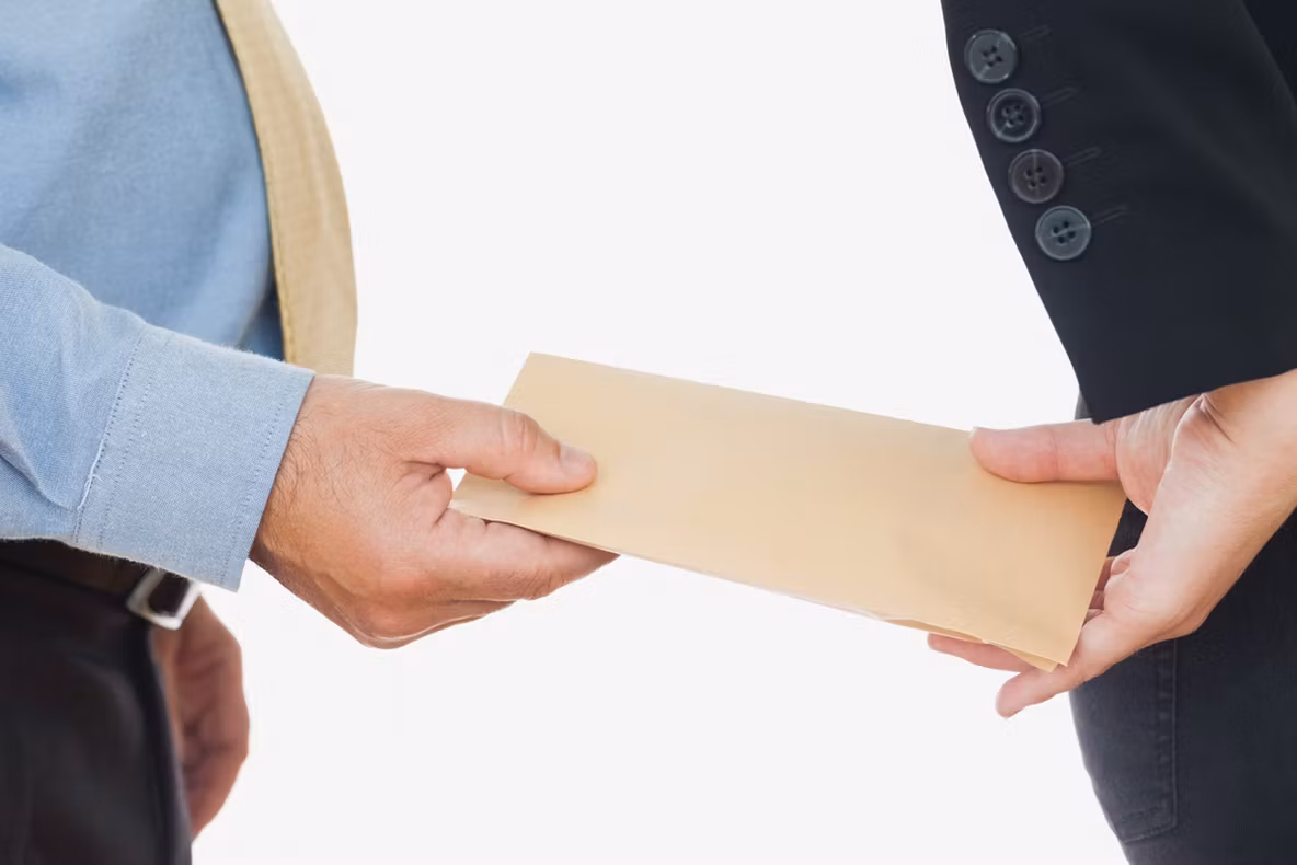 Cei patru judecători de la TB primeau mită direct, prin Western Union sau ca "rată de vacanţă"