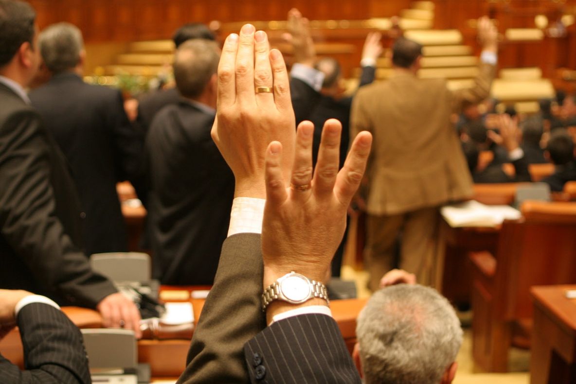 Moțiunea de cenzură ințiată de PNL, citită în plenul Parlamentului 