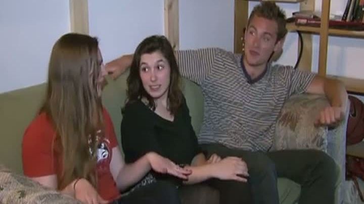 NOROC CHIOR pentru TREI STUDENŢI care au cumpărat o CANAPEA DE LA SECOND-HAND 