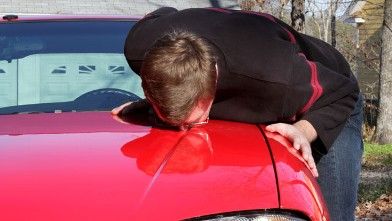 Un şofer, îndrăgostit peste măsură de maşina sa. Ce a făcut întrece orice imaginaţie