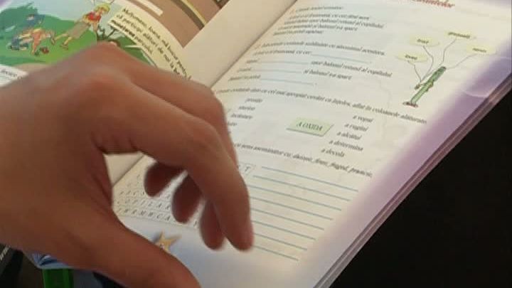 ADIO MANUALE DIGITALE! Ministerul Educaţiei este obligat să amâne licitaţia  