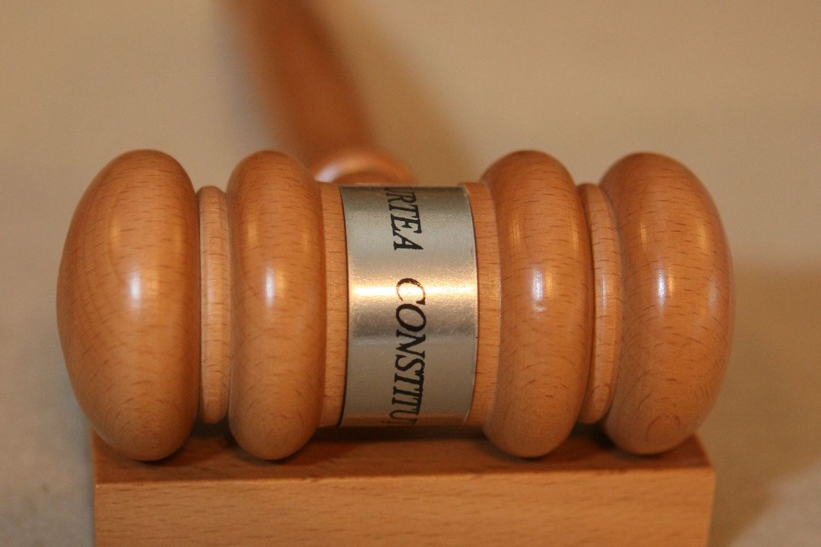 SCANDALUL DECORAŢIILOR. CC amână câteva ore discutarea sesizărilor preşedintelui şi Guvernului