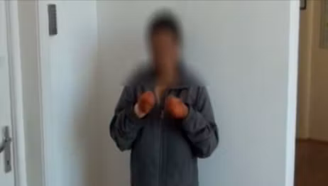 I-a păcălit pe toţi! Vezi cum făcea bani o cerşetoare din Sebeş 