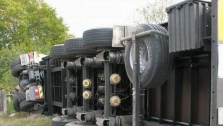 TIR RĂSTURNAT: Criculaţie parţial blocată pe DN 7, între Piteşti şi Râmnicu Vâlcea
