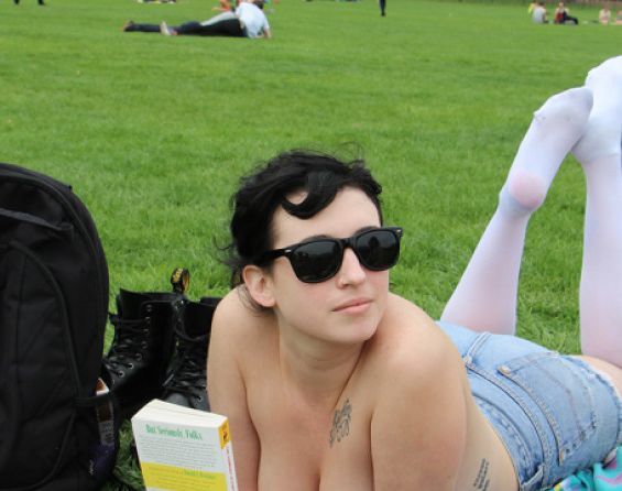 FOTO: Clubul cititoarelor topless s-a reunit la New York