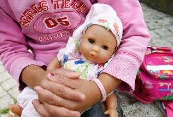 Viaţa la LUMINA LUMÂNĂRII. Zeci de familii dintr-o comună din Iaşi trăiesc ca în Evul Mediu 