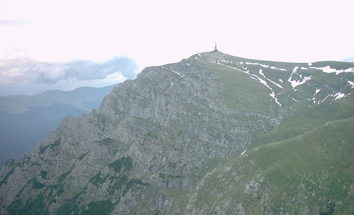 Fotografia spectaculoasă de pe reţelele de socializare. Munţii Carpaţi, văzuţi din Bucureşti