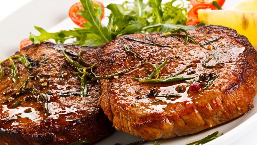 1 MAI. Cum se găteşte corect carnea la grătar? Trucuri pe care trebuie să le ştie oricine