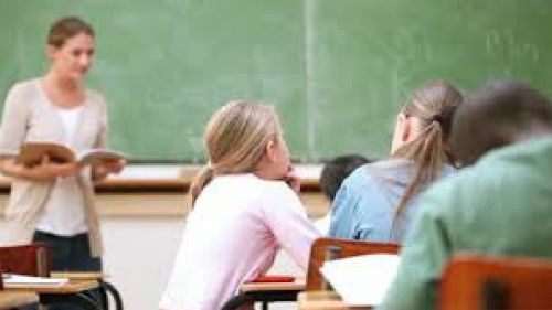 GEST ÎNGROZITOR al unor băieţi de 9 şi 12 ani, la adresa PROFESOAREI. Au fost ARESTAŢI