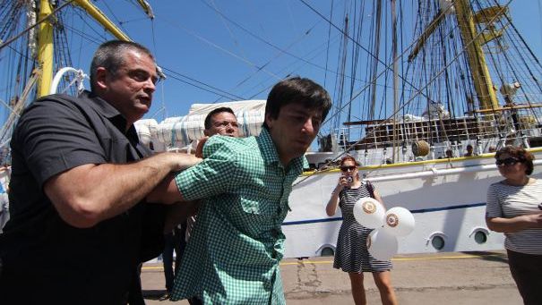 Tânărul care l-a scuipat pe Băsescu EXPLICĂ GESTUL