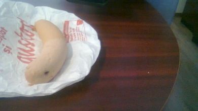 Ţi se întoarce stomacul pe dos. Ce a găsit un brașovean într-un crenvurșt cumpărat de la supermarket