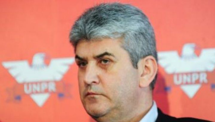 Ordin al lui Oprea: Onorul se dă tuturor demnitarilor la ceremonii; Băsescu: Să nu fim penibili