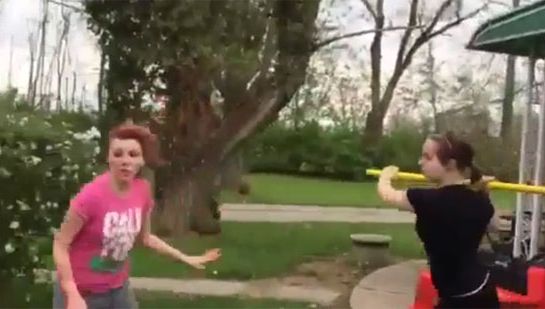 Clipul care a ŞOCAT şi a ÎNCÂNTAT Internetul: Lovită cu lopata în cap într-o bătaie între fete