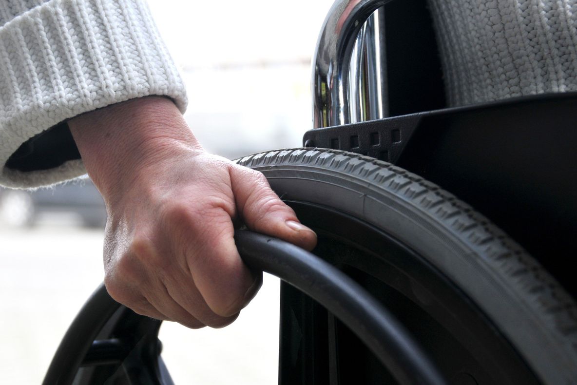 Român cu handicap locomotor, ţinut într-o închisoare din Italia la 8 luni după ordinul de eliberare