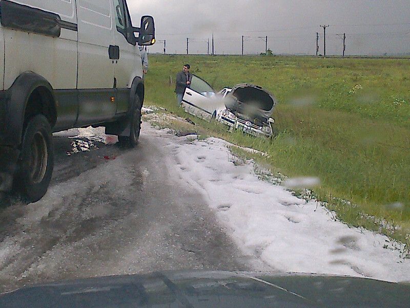 Scene de coşmar pe Autostrada A2. Ploaie cu grindină, gheaţă pe asfalt. Traficul a fost reluat