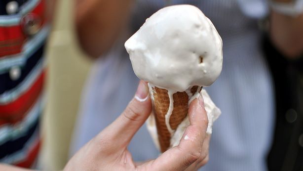 Viceprimar acuzat că a dus alegători la vot cu maşina şcolii, apoi le-a dat îngheţată