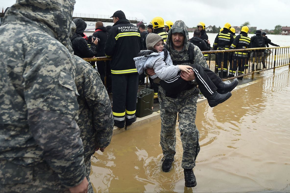 Noi victime ale inundaţiilor în Bosnia şi evacuări masive în Serbia