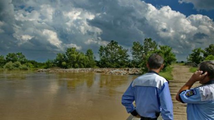 COD PORTOCALIU şi GALBEN de INUNDAŢII: 3 noi râuri din Argeş, RISC de INUNDAŢII. VEZI HARTA