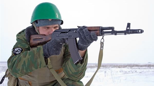 Ponta, despre rezervişti: "E o NEBUNIE să aduci niște recruți să le dai un Kalașnikov în mână"