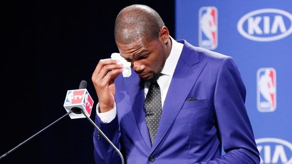 Cel mai bun baschetbalist american ţine, cu ochii în LACRIMI, un discurs EMOŢIONANT