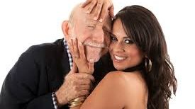 3 intrebări pe care să ţi le pui înainte să ieşi cu un bărbat mai în vârstă