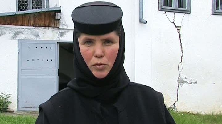 ZECI DE MĂICUŢE, EVACUATE. Mănăstirea s-a crăpat, după ce dealul din apropiere a luat-o la vale 