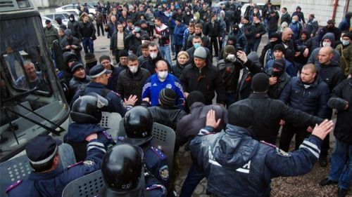 Noi CONFRUNTĂRI în Ucraina:cel puţin un mort şi 3 răniţi într-un schimb de focuri în oraşul Mariupol