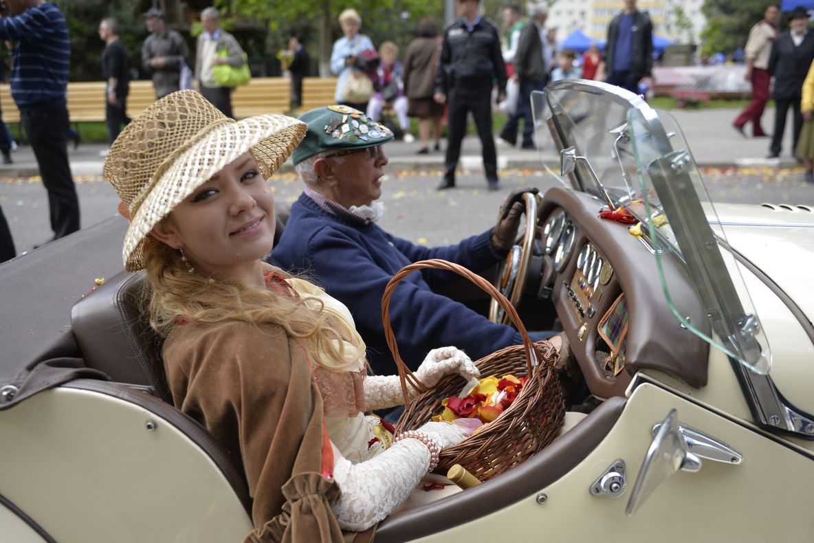 Cele mai frumoase maşini de epocă sunt expuse în Bucureşti 