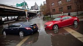 Firmele de asigurări au veşti proaste pentru şoferii care au INTRAT cu MAŞINA pe străzile inundate