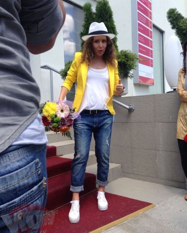 Carmen Brumă, la IEŞIREA din spitalul unde a născut. A DEZVĂLUIT numele băieţelului său