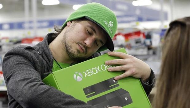 Microsoft ieftineşte Xbox One, dar scoate Kinect-ul din pachet