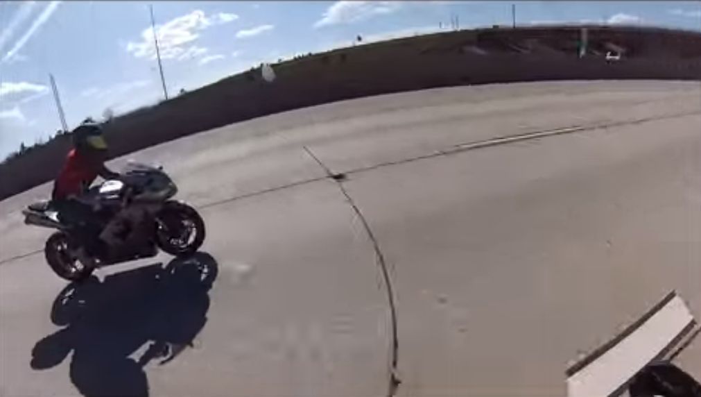 Cum arată un accident de motocicletă la 225 de Km/h. IMPACT TERIBIL surprins de camera de bord