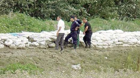 Argeş: NISIPUL dus pe malul unui râu pentru îndiguiri, FURAT DE LOCALNICI