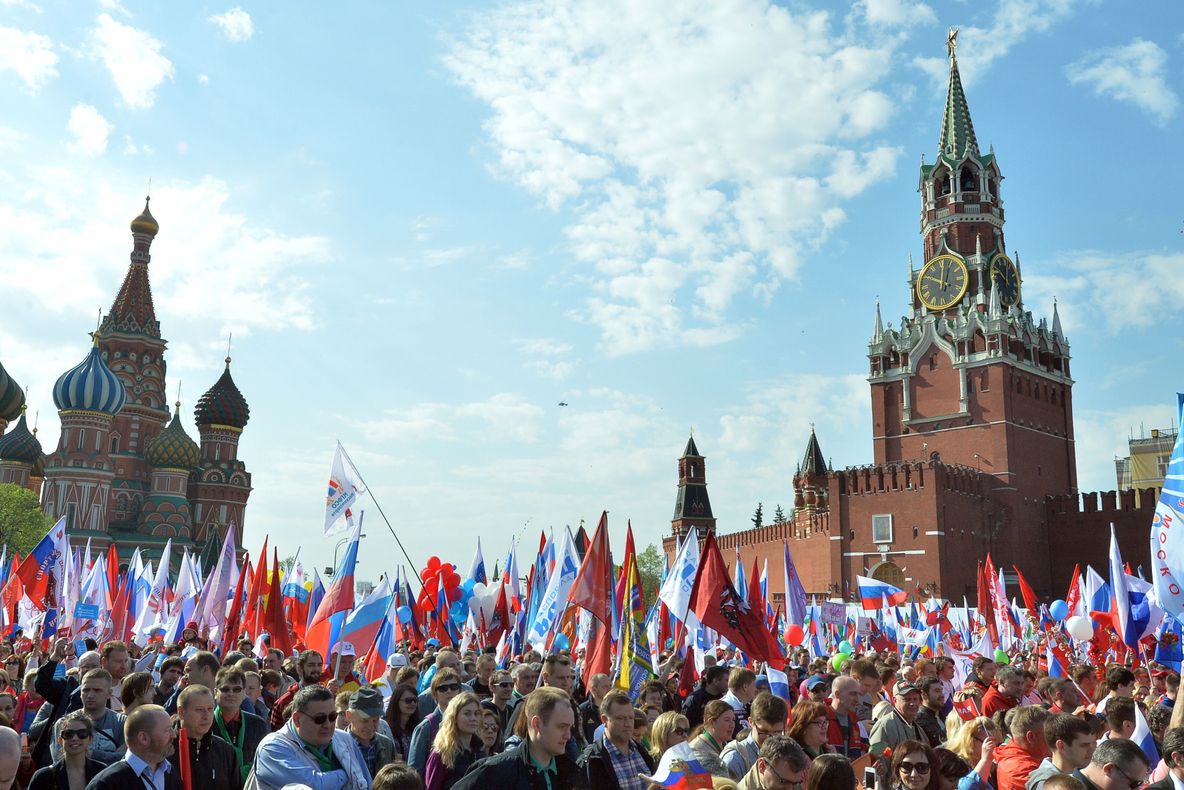 TRADIȚIE SOVIETICĂ.Cel puţin 100.000 de persoane au defilat în Piaţa Roşie,pentru un 1 MAI PATRIOTIC