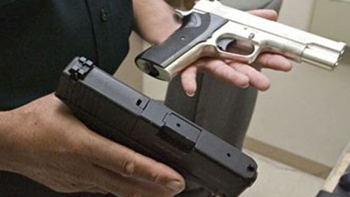 Poliţistul care ŞI-A ÎMPUŞCAT ÎN GÂT UN COLEG de serviciu, cercetat disciplinar