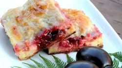 REŢETĂ. Aşa se prepară cea mai delicioasă plăcintă cu prune şi brânză