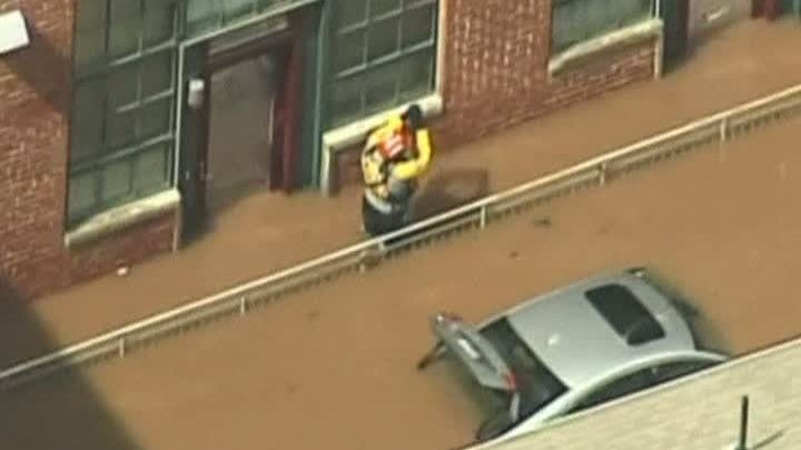 VREME EXTREMĂ în Statele Unite: zeci de case, parcări şi staţii de tren sunt sub ape