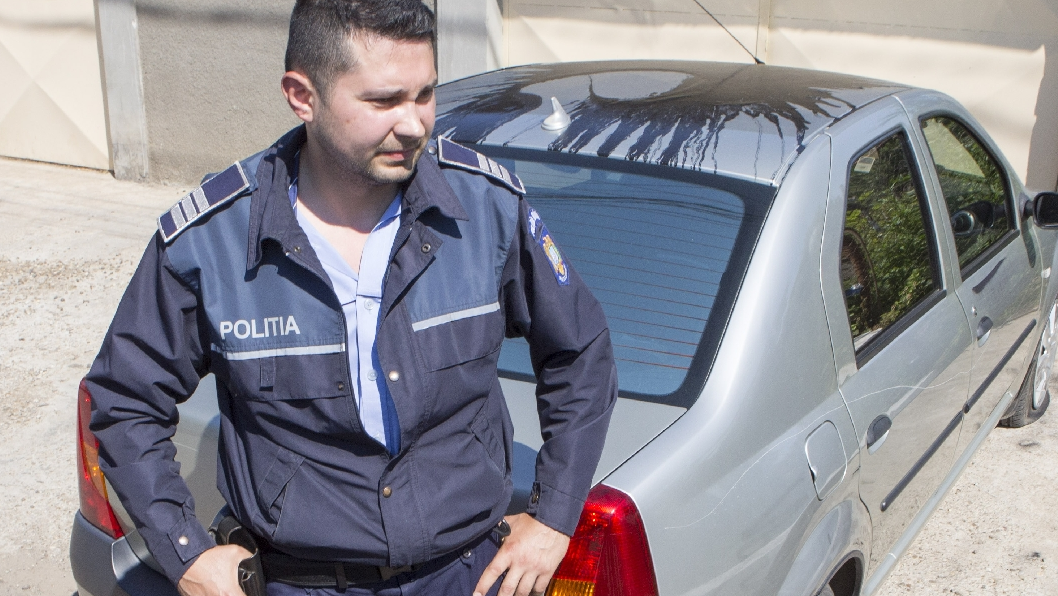 GEST DE INTIMIDARE fără precedent. POLIŢISTUL s-a îngrozit când şi-a văzut maşina